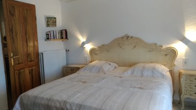 bedroom-large bed-suite-riviera